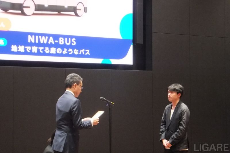 河合氏(左)から表彰を受ける本田氏(右)