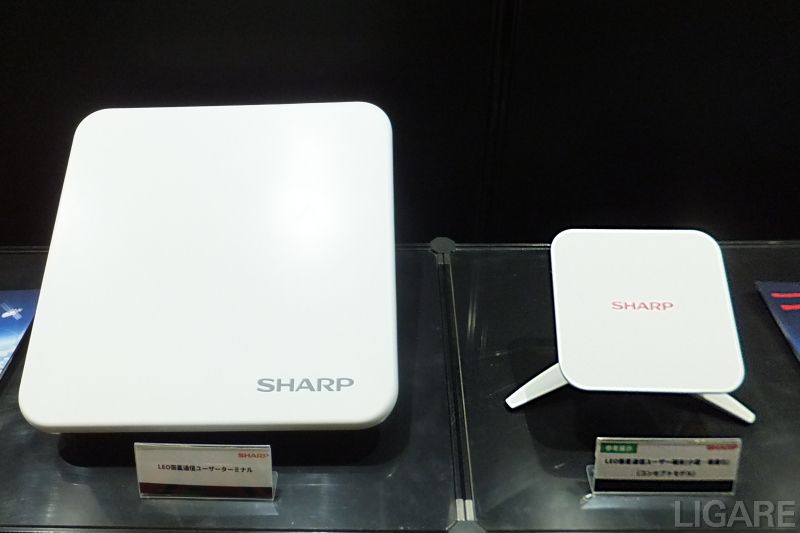 LEO衛星通信ユーザー端末(右は小型・軽量化版のコンセプトモデル)