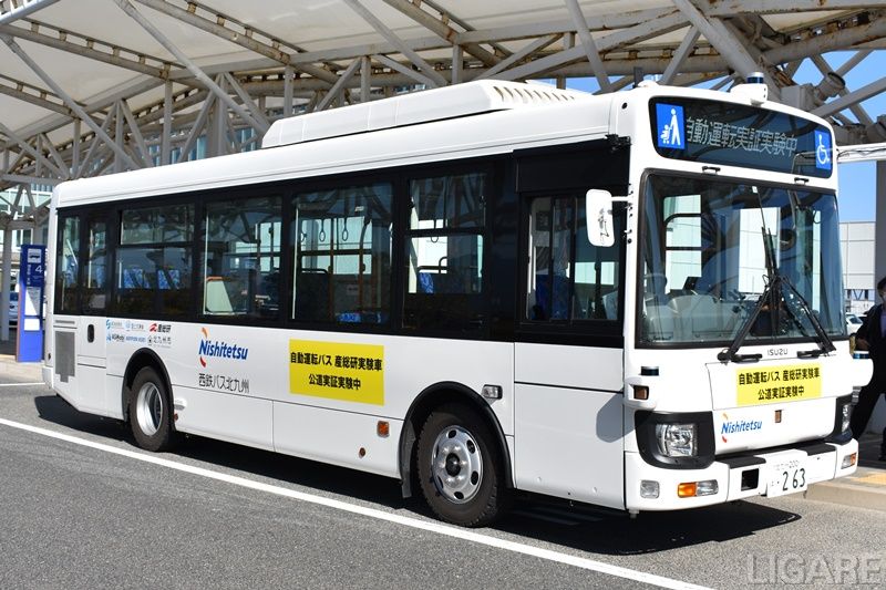 自動運転バスの側面