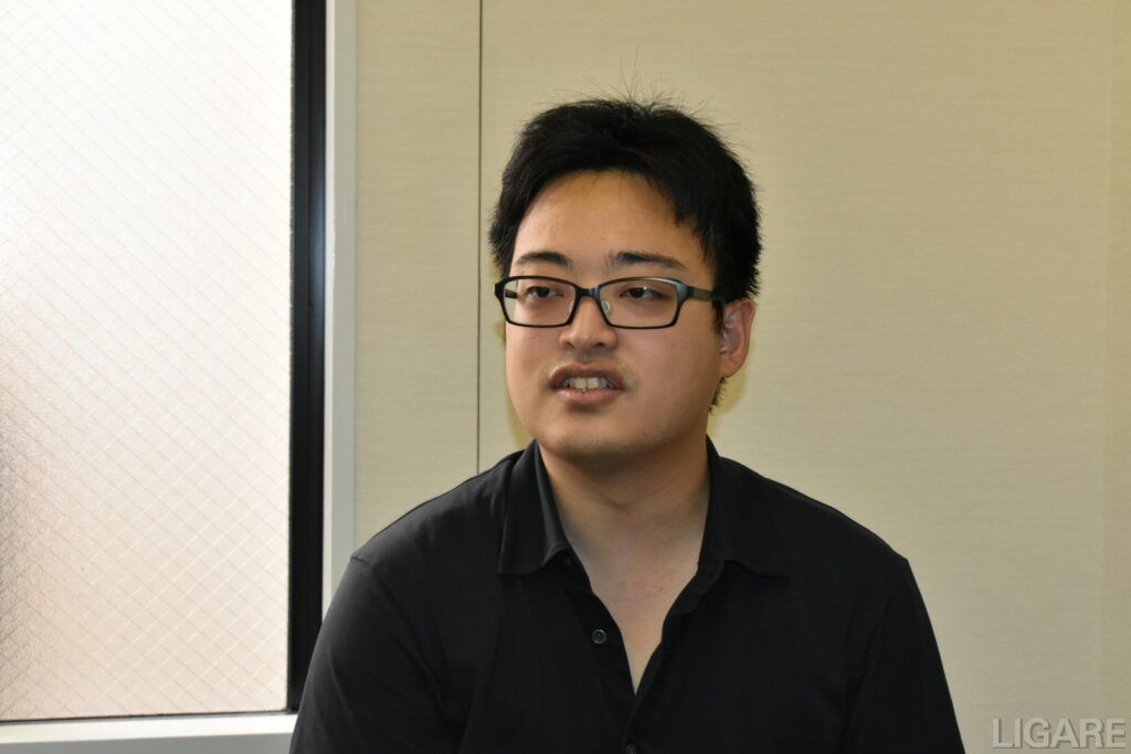 インタビューに答える海保氏