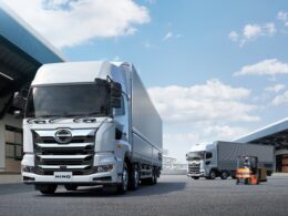 Hacobuと日野、トラック荷待ち時間削減へ共同プロジェクト ドライバー操作不要で動態管理