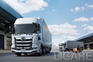 Hacobuと日野、トラック荷待ち時間削減へ共同プロジェクト　ドライバー操作不要で動態管理