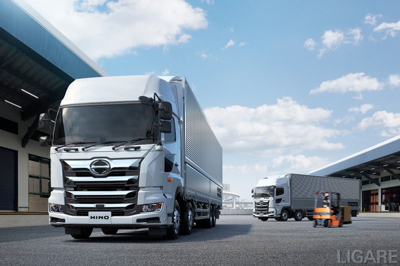 Hacobuと日野、トラック荷待ち時間削減へ共同プロジェクト ドライバー操作不要で動態管理