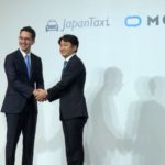 記者会見で握手を交わす日本交通・川鍋一朗氏(左)とDeNA・中島宏氏(右)