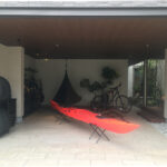 「モビリティライフ」コンセプトのモデルハウスでのガレージの様子。メンテナンス用品の収納場所があり、ハンモックやカヌーなどアウトドア用品も置かれている