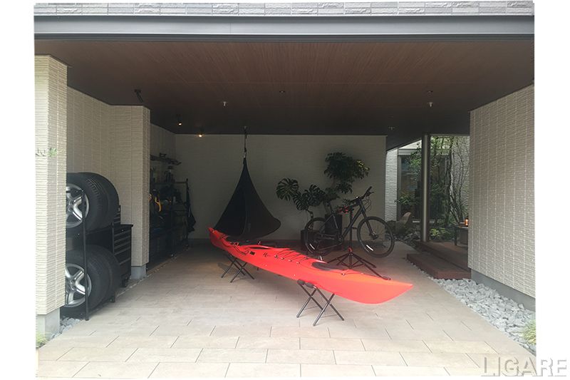 「モビリティライフ」コンセプトのモデルハウスでのガレージの様子。メンテナンス用品の収納場所があり、ハンモックやカヌーなどアウトドア用品も置かれている