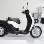 東京モーターショー2019で発表したホンダの電動スクーター「BENLY e:」と着脱式バッテリー「Honda Mobile Power Pack(MPP)」