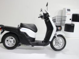 東京モーターショー2019で発表したホンダの電動スクーター「BENLY e:」と着脱式バッテリー「Honda Mobile Power Pack(MPP)」