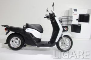 東京モーターショー2019で発表したホンダの電動スクーター「BENLY e:」と着脱式バッテリー「Honda Mobile Power Pack(MPP)」