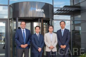 HORIBA MIRA　エンジニアリングディレクタ　Nick Fell 氏、ケーヒン　代表取締役 常務執行役員／開発本部長 兼 電動担当　阿部智也氏、ケーヒン　事業統括本部ｘＥＶ事業戦略責任者　兼 ｘＥＶ事業戦略室長　一瀬 勝樹氏 、HORIBA MIRA 会長 福島武史氏 出展＝HORIBA　MIRA