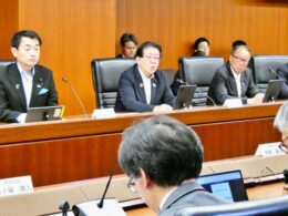 自動運転社会実現本部の第3回会合の様子