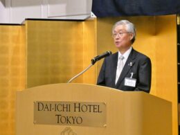 あいさつする喜谷辰夫会長