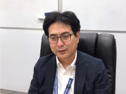 インタビューに答えるブルースカイテクノロジー代表の矢島氏