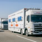 高速道路本線を時速80km車間9mで後続車無人隊列走行する様子（提供：豊田通商）