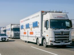 高速道路本線を時速80km車間9mで後続車無人隊列走行する様子(提供:豊田通商)