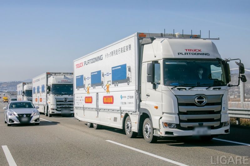 高速道路本線を時速80km車間9mで後続車無人隊列走行する様子(提供:豊田通商)