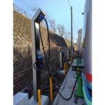 バス事業者がEV導入を進める中、急速充電器の設置場所と充電オペレーションが課題として浮上(写真は京浜急行バス営業所内の充電器)