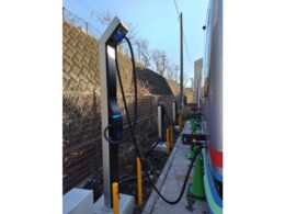 バス事業者がEV導入を進める中、急速充電器の設置場所と充電オペレーションが課題として浮上(写真は京浜急行バス営業所内の充電器)