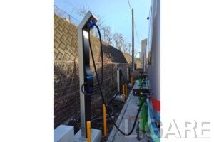 バス事業者がEV導入を進める中、急速充電器の設置場所と充電オペレーションが課題として浮上(写真は京浜急行バス営業所内の充電器)