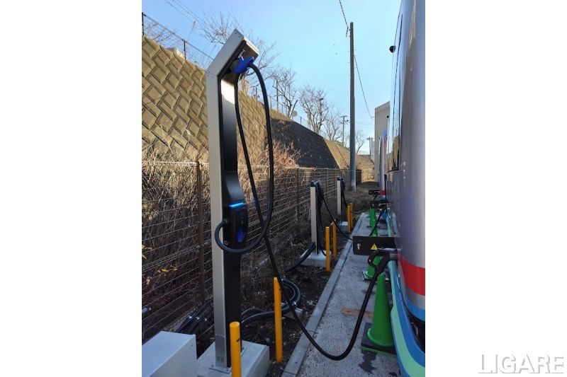 バス事業者がEV導入を進める中、急速充電器の設置場所と充電オペレーションが課題として浮上(写真は京浜急行バス営業所内の充電器)