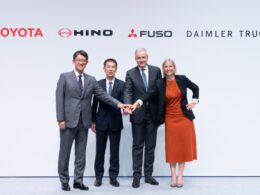 左からトヨタ自動車、日野自動車、三菱ふそうトラック・バス、ダイムラートラックの各CEO