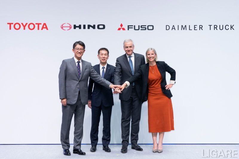 左からトヨタ自動車、日野自動車、三菱ふそうトラック・バス、ダイムラートラックの各CEO