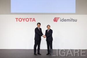 佐藤恒治トヨタ社長(左)と木藤俊一出光社長(右)が会見