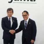 自工会会長に片山正則副会長(左)が就任し、豊田章男会長が退任