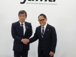 自工会会長に片山正則副会長(左)が就任し、豊田章男会長が退任