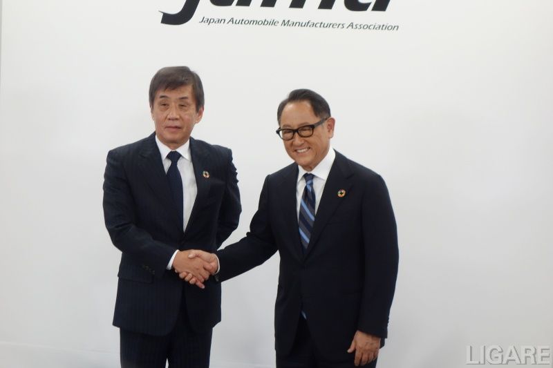 自工会会長に片山正則副会長(左)が就任し、豊田章男会長が退任