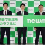 newmoの青柳直樹CEO(中央)と来賓の吉村洋文大阪府知事(左)、鈴木英敬衆議院議員