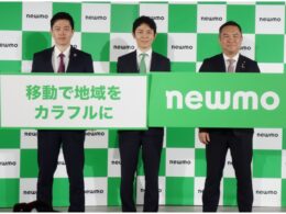 newmoの青柳直樹CEO(中央)と来賓の吉村洋文大阪府知事(左)、鈴木英敬衆議院議員