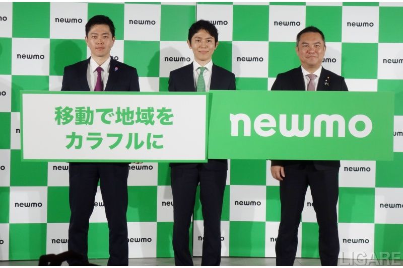 newmoの青柳直樹CEO(中央)と来賓の吉村洋文大阪府知事(左)、鈴木英敬衆議院議員