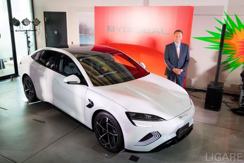BYD日本第3弾の「SEAL」と日本法人の東福寺厚樹社長(BYD Auto Japan提供)