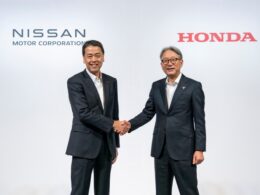 戦略提携の進展で会見した日産 内田誠社長(左)とホンダ 三部敏宏社長
