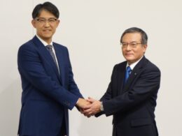 トヨタ自動車 佐藤恒治社長(左)とNTT 島田明社長