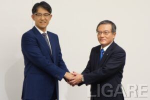 トヨタ自動車 佐藤恒治社長(左)とNTT 島田明社長