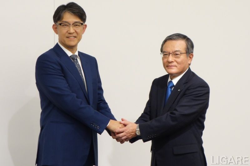 トヨタ自動車 佐藤恒治社長(左)とNTT 島田明社長
