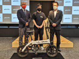 左より内閣官房 成⻑戦略会議事務局 規制のサンドボックス制度 政府一元窓口 参事官補佐の萩原成氏、glafit代表取締役の鳴海禎造氏、和歌山市長の尾花正啓氏
