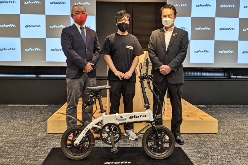 左より内閣官房 成⻑戦略会議事務局 規制のサンドボックス制度 政府一元窓口 参事官補佐の萩原成氏、glafit代表取締役の鳴海禎造氏、和歌山市長の尾花正啓氏