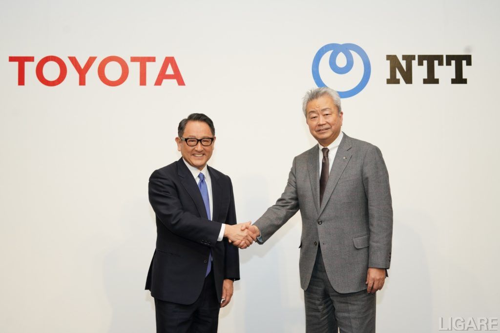 共同会見で握手を交わすトヨタ自動車 豊田章男 社長(左)NTT 澤田純 社長(右)