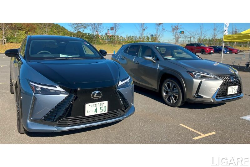 左からレクサス「RZ 450e」「UX 300e」