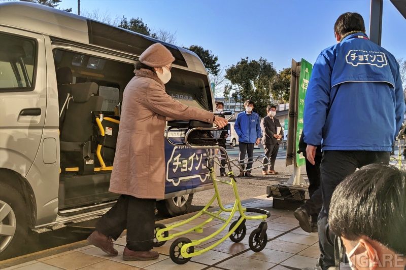 チョイソコから降りて、買い物に向かう高齢者