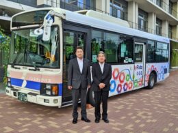 高萩市の大部勝規市長(左)と茨城交通の任田正史社長(右)