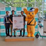 左から築地警察署交通課の代表職員、東銀座まちづくり推進協議会の渋谷事務局長、Luupの岡井社長、警視庁のマスコットキャラクターのピーポくん