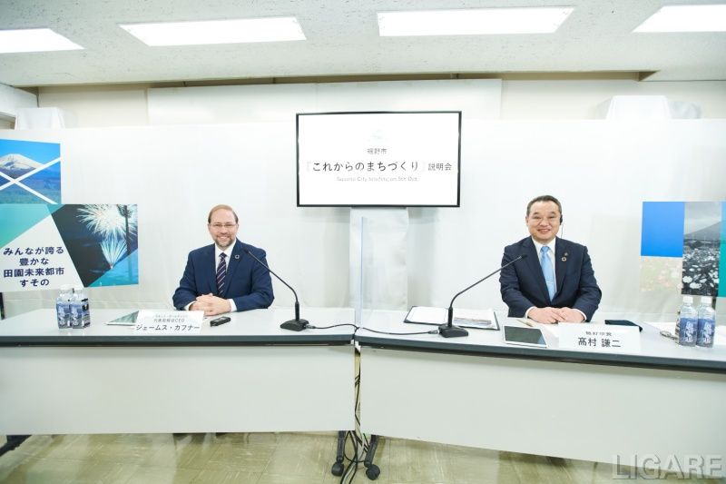 ウーブン・プラネット・ホールディングスのジェームス・カフナー代表取締役CEO(左)と裾野市の高村謙二市長(右)