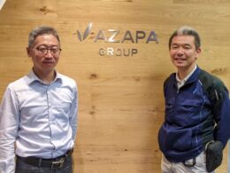 AZAPA 事業企画本部 グローバル事業企画部長の楊偉佳氏（左）とResearch and Developmentの守屋一成氏（右）