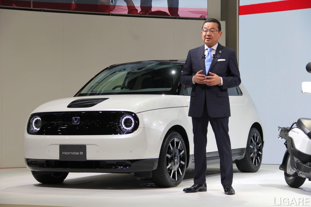 プレゼンを行う八郷社長。後ろは2020年日本で発売予定の「Honda e」