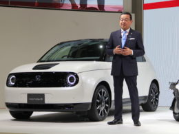 プレゼンを行う八郷社長。後ろは2020年日本で発売予定の「Honda e」