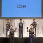 前列にUberJapanの山中氏(左)と小泉進次郎氏(右)、後列に連携タクシー5社の代表ら(提供:Uber Japan)